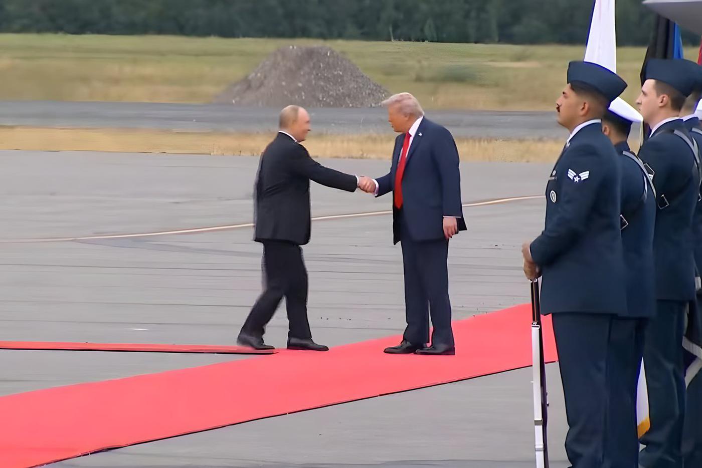 Владимир Путин и Дональд Трамп жмут друг другу руки при встрече в аэропорту Анкориджа
