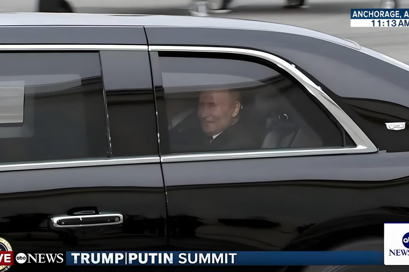 Президент России Владимир Путин в одной машине с Дональдом Трампом
