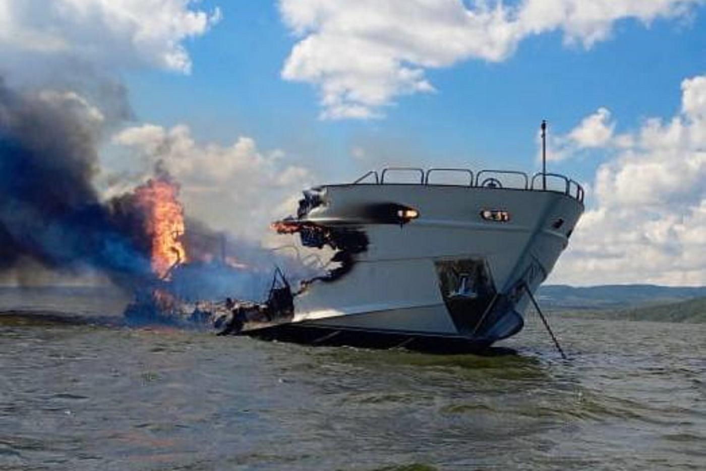 На Волге сгорело судно с 6 пассажирами на борту