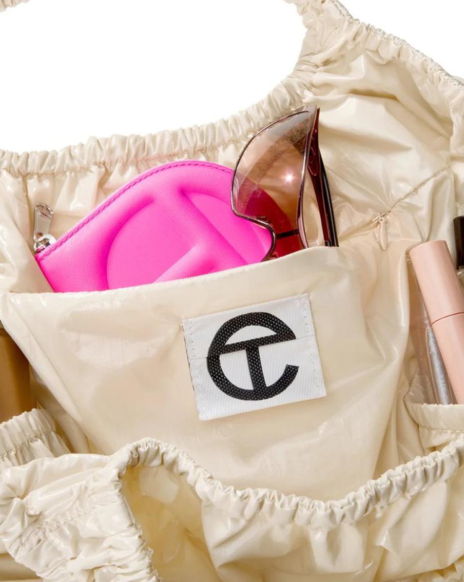 Balenciaga и Telfar выпустили сумки-пластиковые пакеты за сотни долларов: что происходило в мире моды и красоты на этой неделе