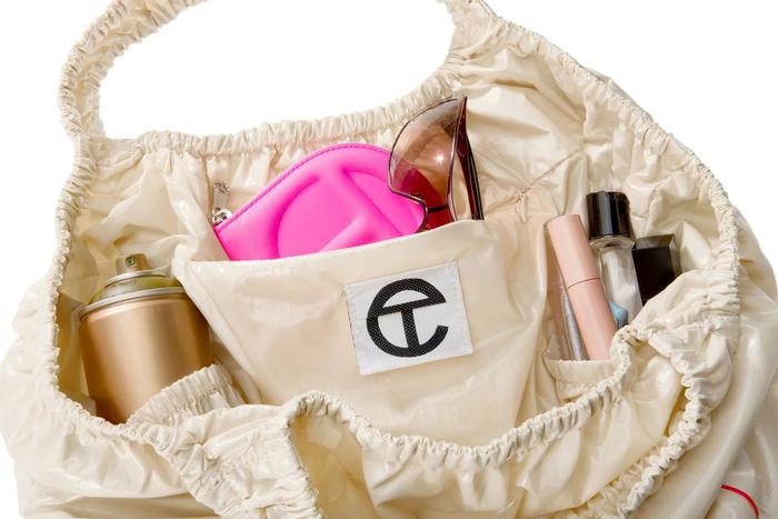 Balenciaga и Telfar выпустили сумки-пластиковые пакеты за сотни долларов: что происходило в мире моды и красоты на этой неделе