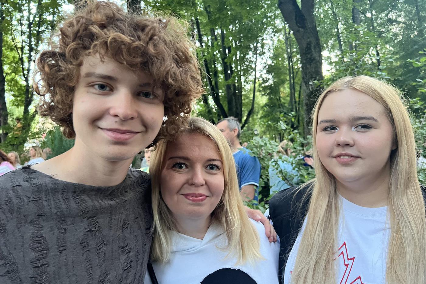 Мама привела детей, узнавших о творчестве певицы из "Тиктока".