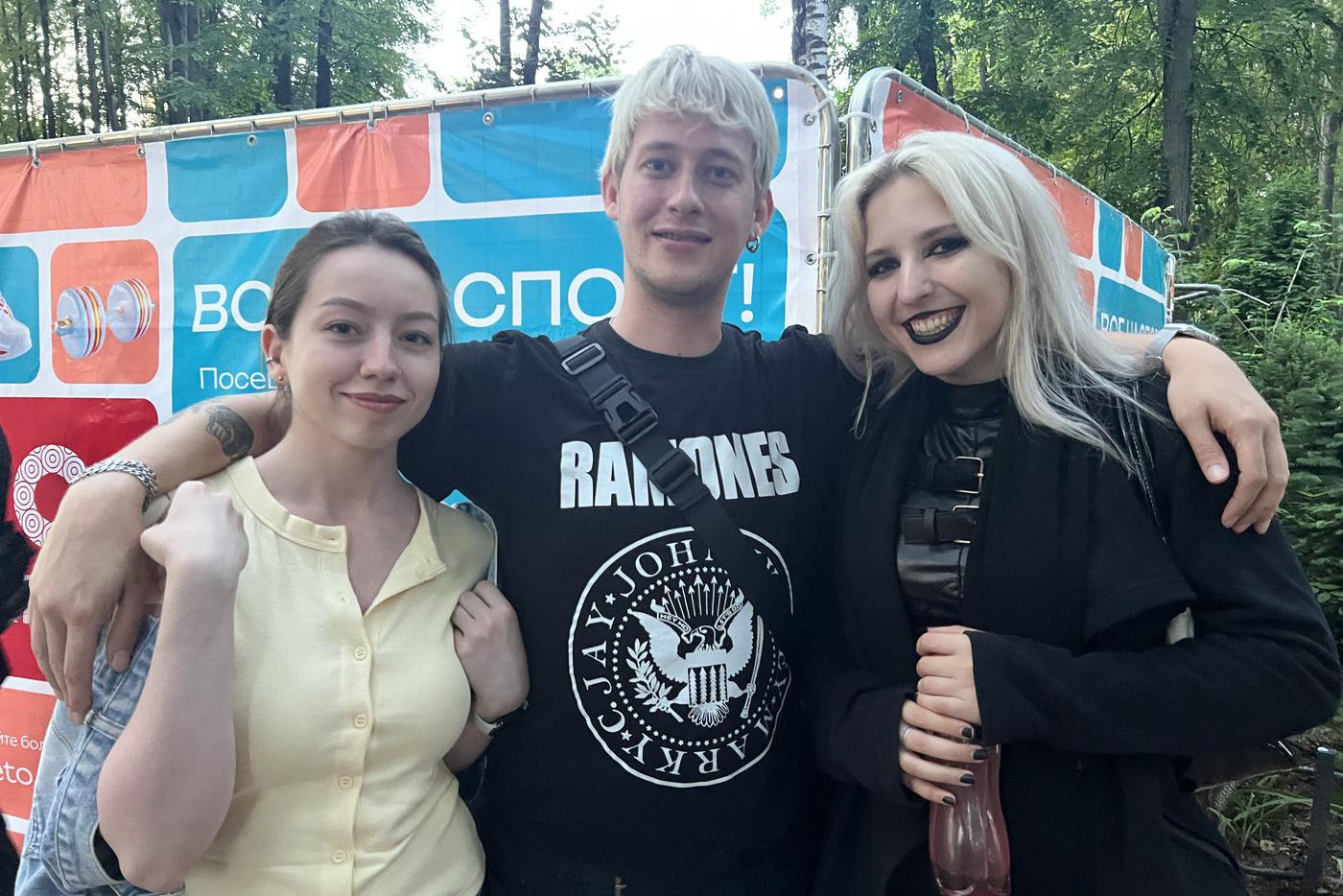 Пришли послушать песню "Не плачь".