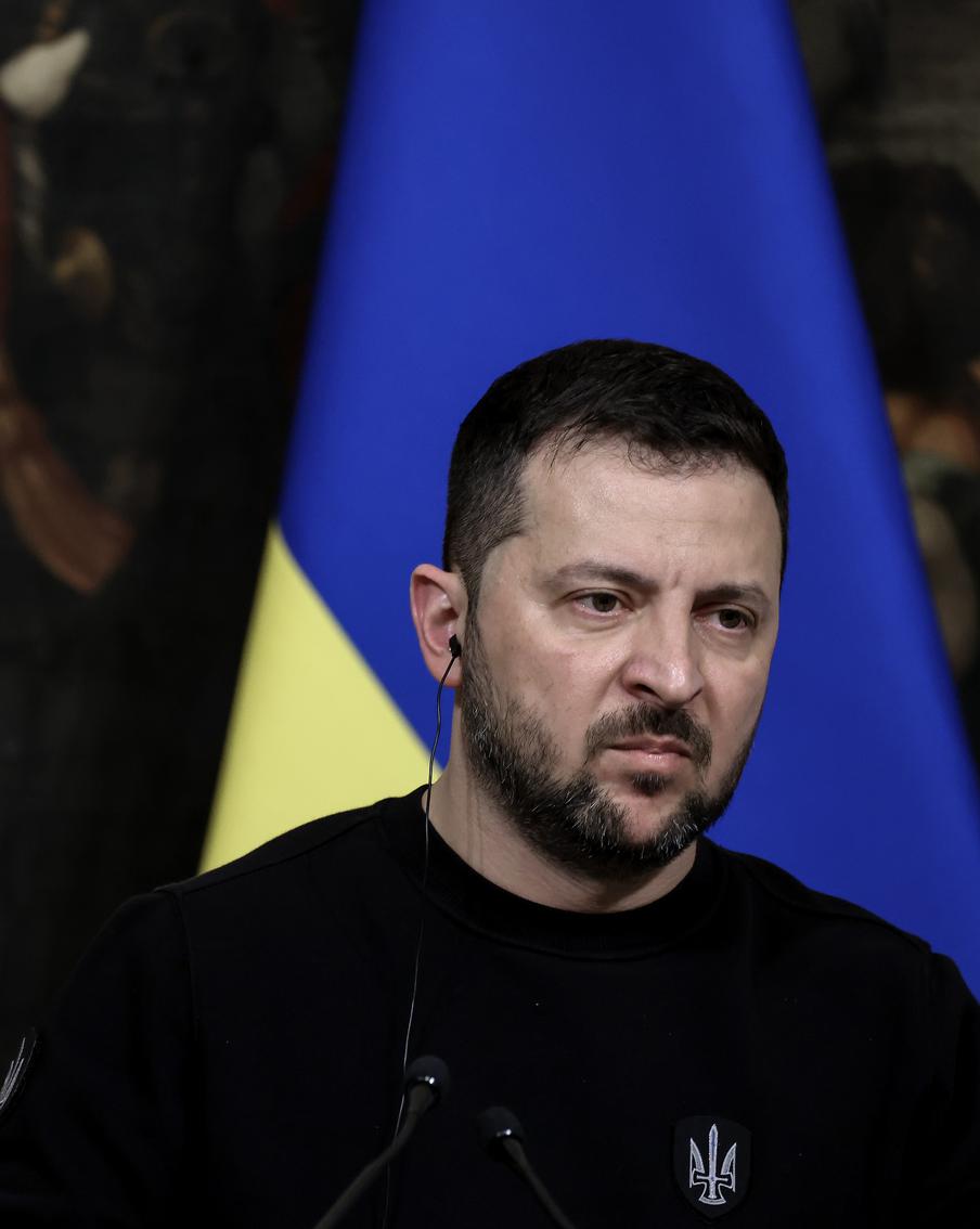 Украинский президент Владимир Зеленский заявил о том, что не может передать России весь Донбасс целиком ради мира