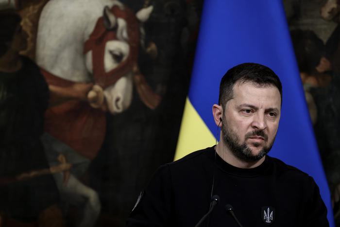 Украинский президент Владимир Зеленский заявил о том, что не может передать России весь Донбасс целиком ради мира