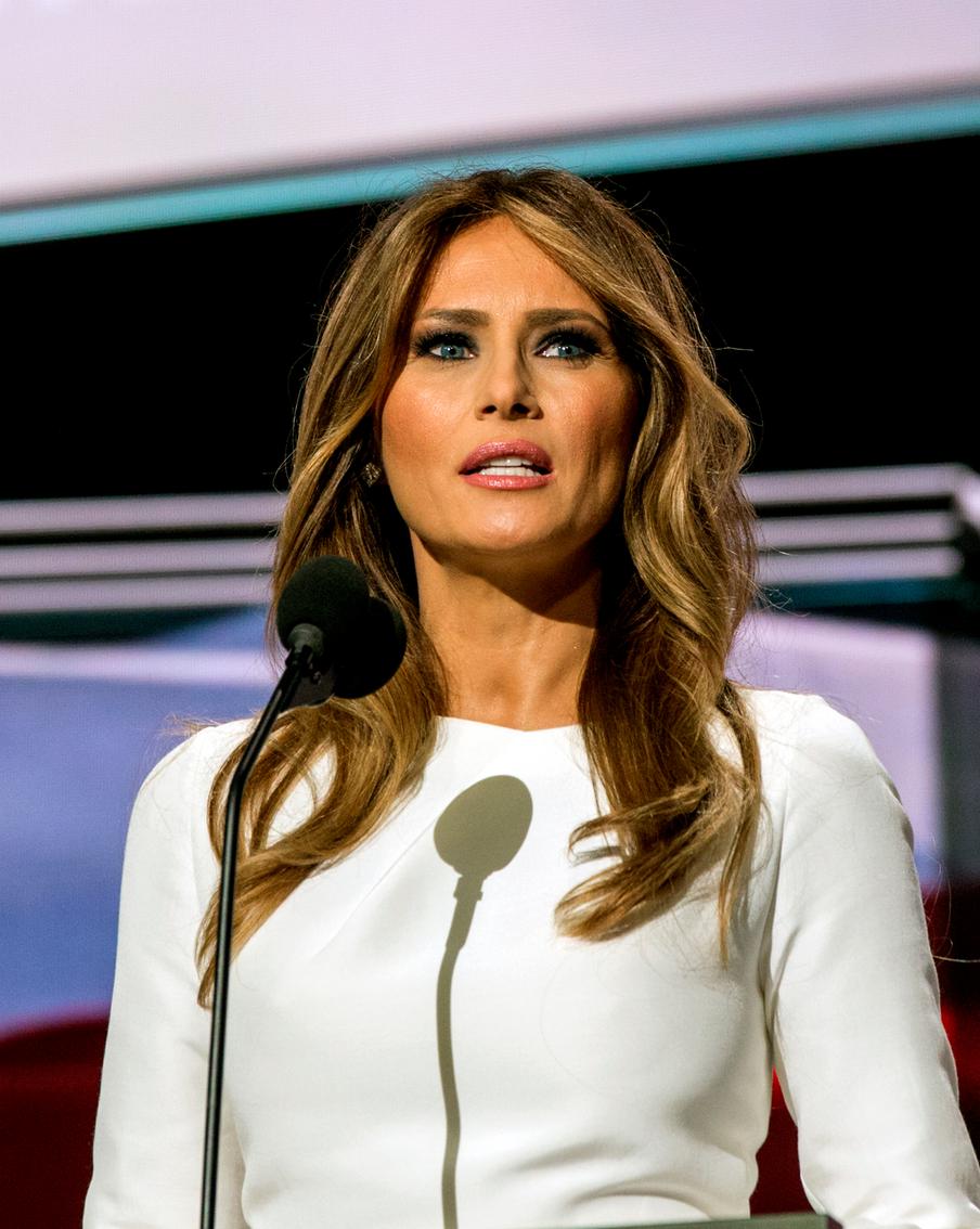 Жена американского президента Мелания Трамп обратилась к Путину с просьбой защитить детей в зоне боевых действий