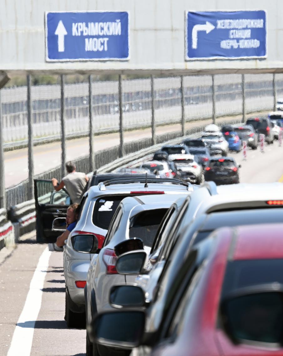 В ожидании своей очереди для проезда по Крымскому мосту в пробке застряли более 1,6 тысячи машин