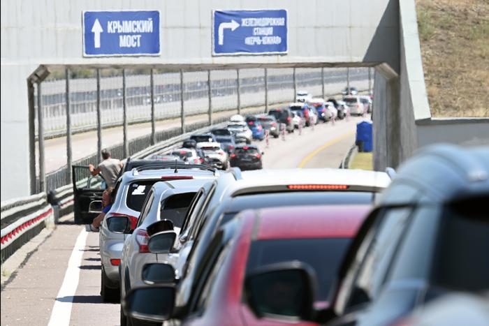 В ожидании своей очереди для проезда по Крымскому мосту в пробке застряли более 1,6 тысячи машин