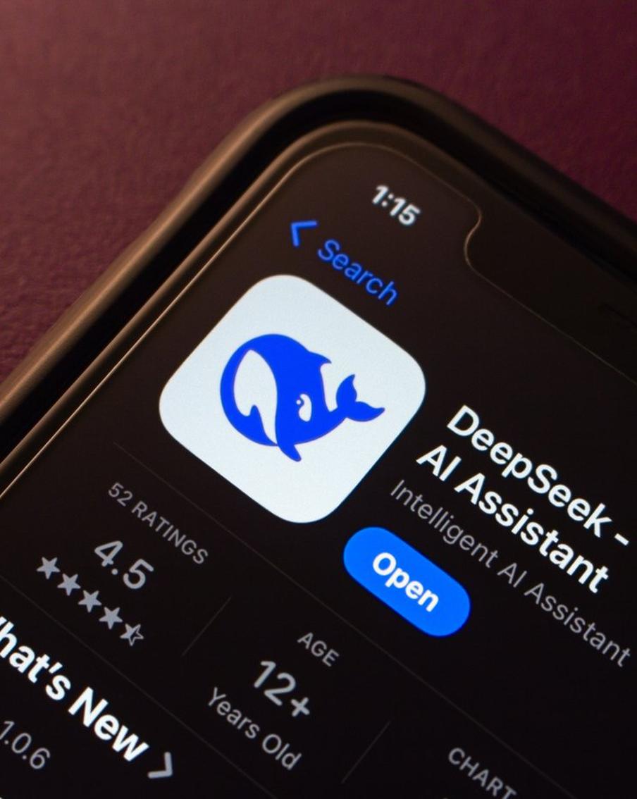 Выход новой версии китайской нейросети DeepSeek задерживается из-за перехода компании на полностью китайское оборудование