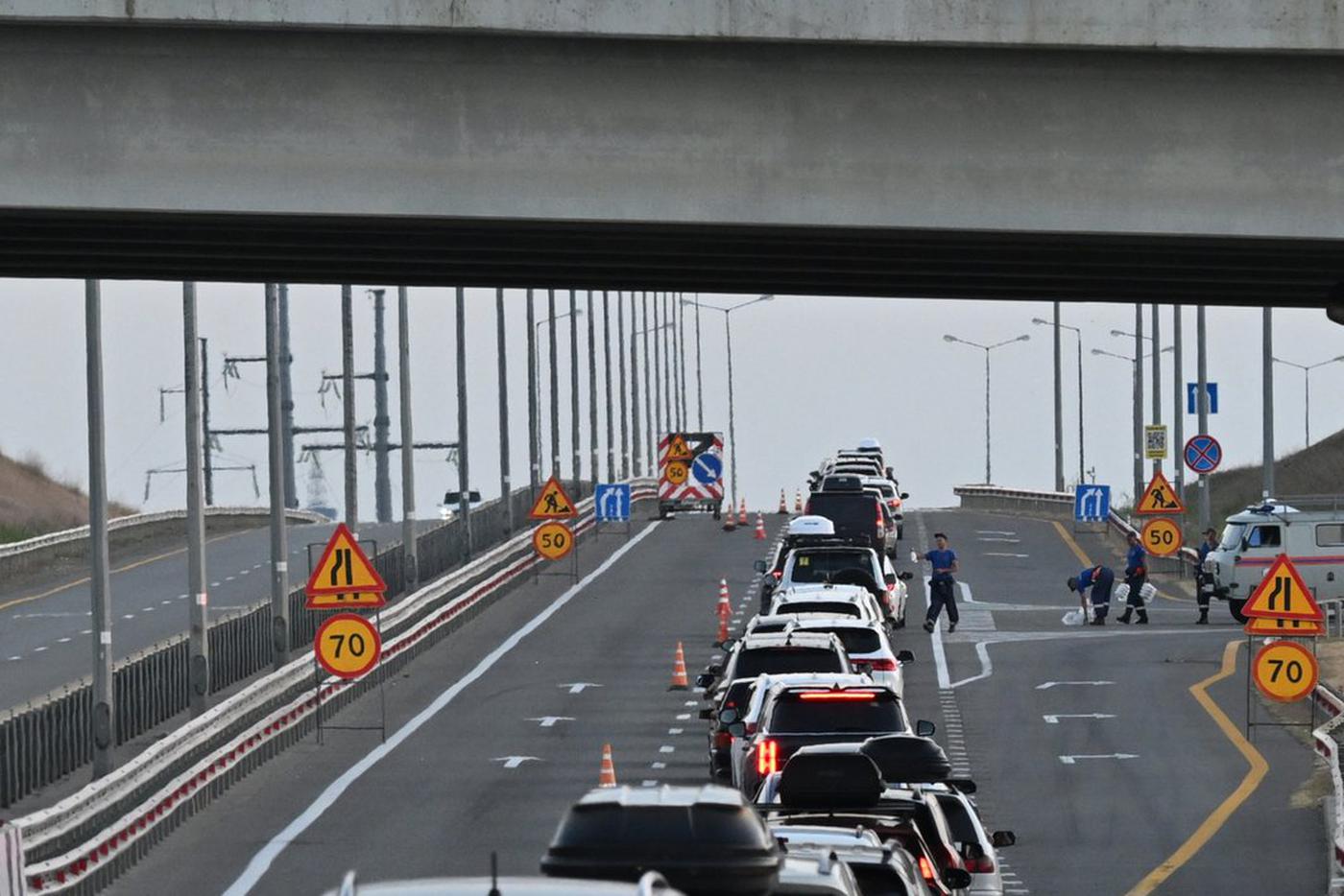 На Крымском мосту пробка из автомобилей из-за мер безопасности увеличилась почти до двух тысяч машин