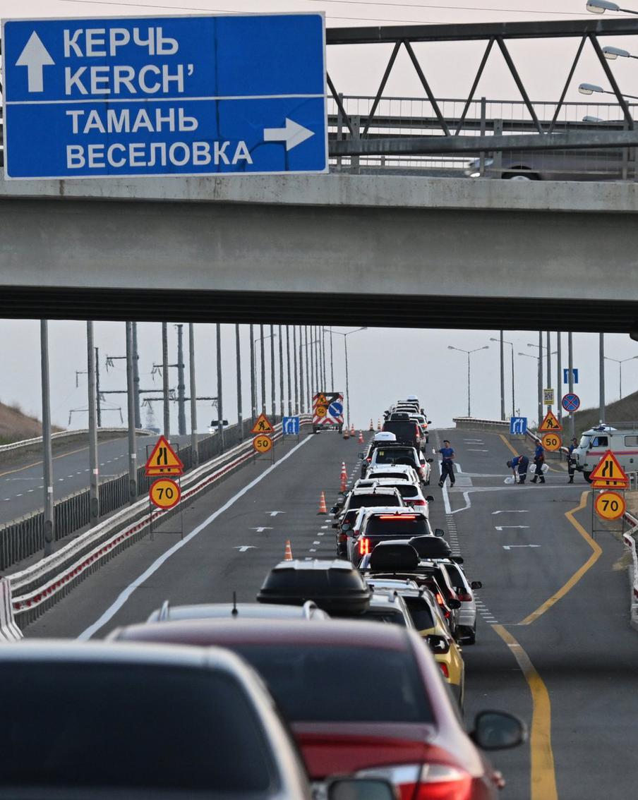 Пробка на подъездах к Крымскому мосту выросла почти до двух тысяч автомобилей