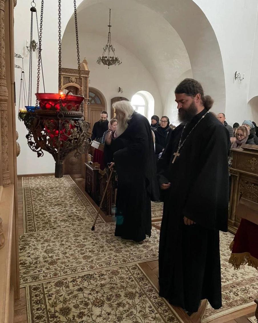 Отец Вадим со своим духовным наставником батюшкой Илием, с благословения которого началось возрождение села.