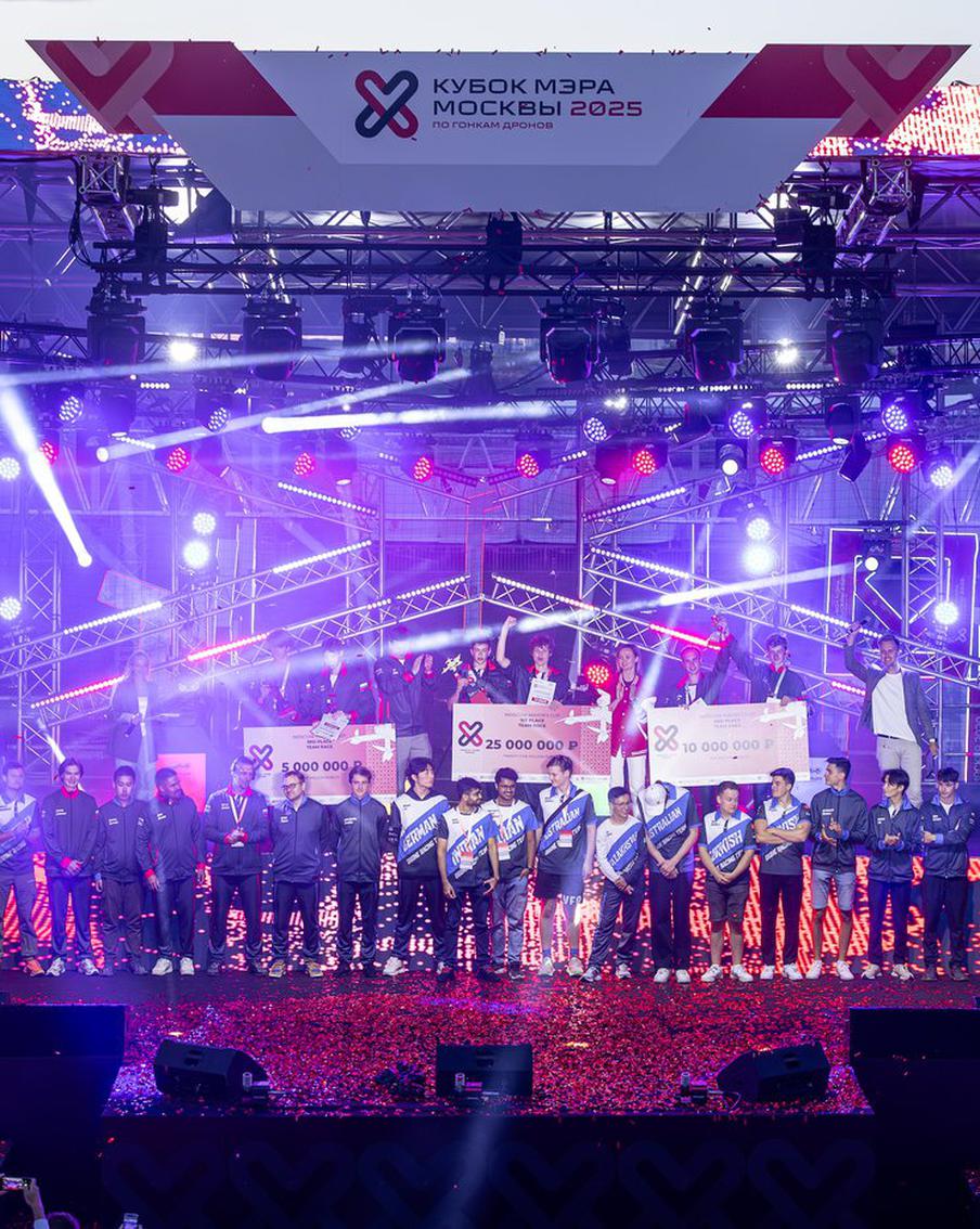 Пилоты из 11 стран приняли участие в соревнованиях по гонкам дронов в "Сколково"