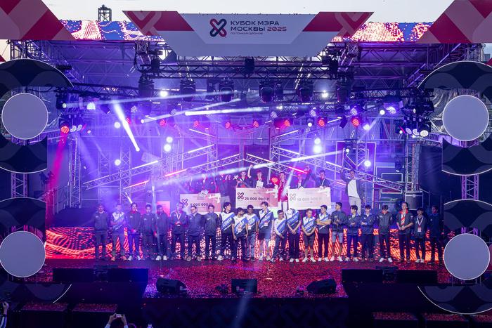 Пилоты из 11 стран приняли участие в соревнованиях по гонкам дронов в "Сколково"