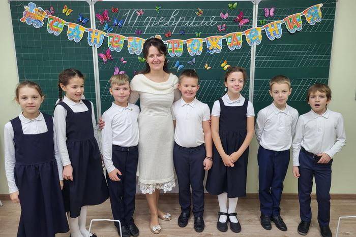 Мария Смородова со своим классом в Оптинской классической гимназии.