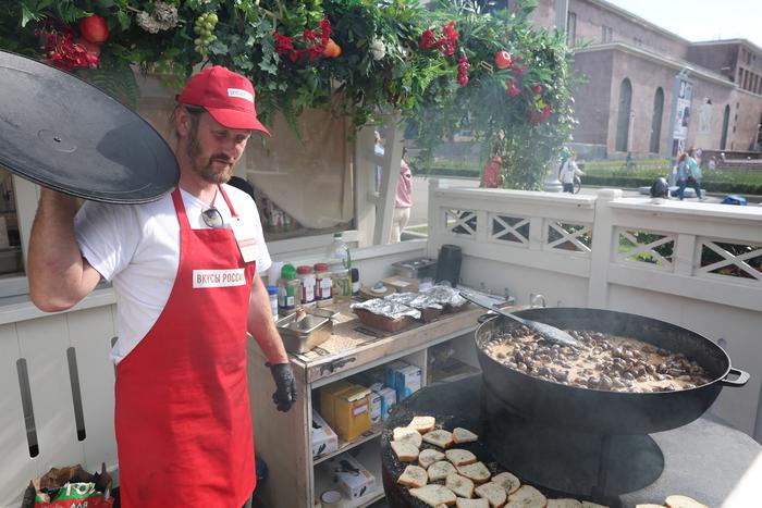 На фестиваль "Вкусы Москвы" горожане едут поесть улиток и баранины