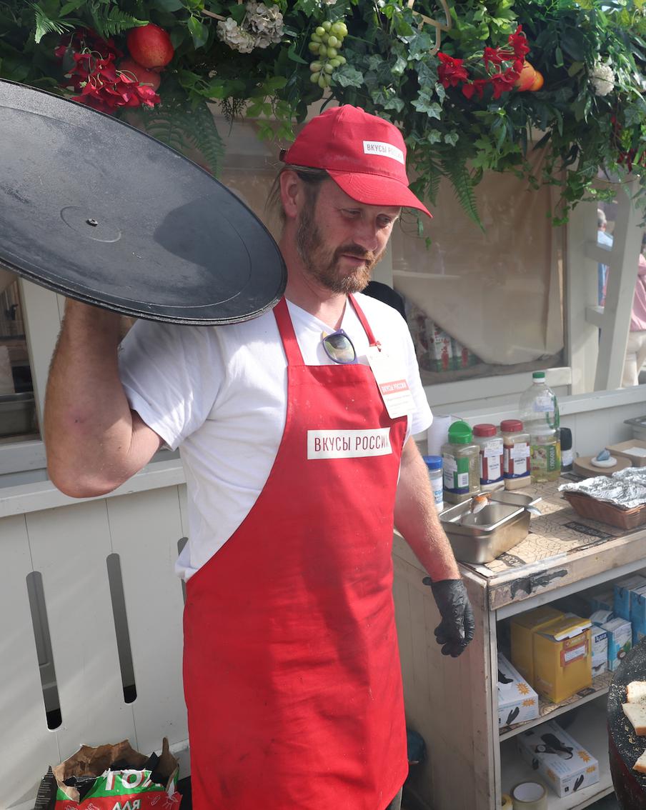 На фестиваль "Вкусы Москвы" горожане едут поесть улиток и баранины