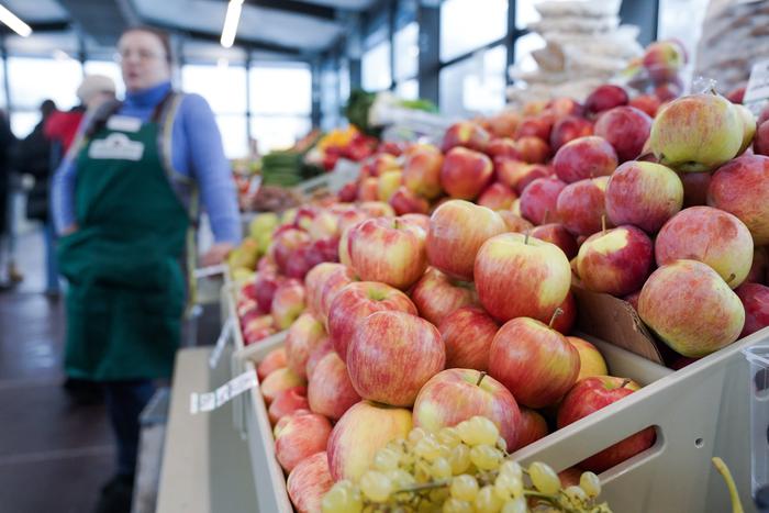 В честь Яблочного Спаса фермеры московских ярмарок передали фрукты бойцам СВО