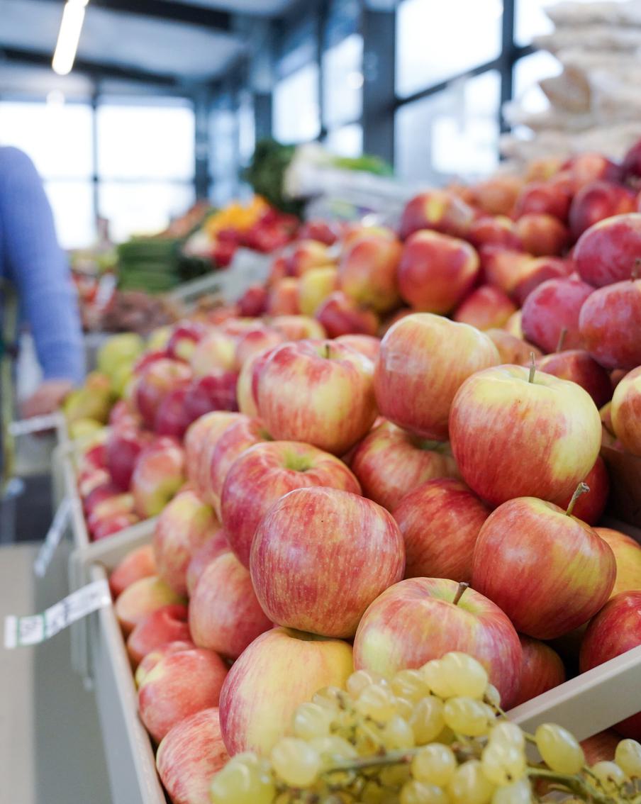 В честь Яблочного Спаса фермеры московских ярмарок передали фрукты бойцам СВО