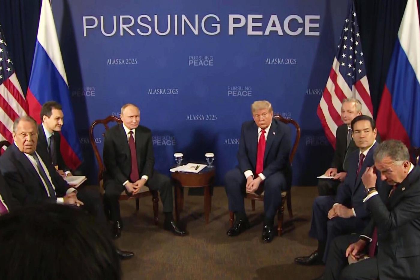 Лавров: Путин и Трамп не обсуждали санкции в ходе саммита на Аляске