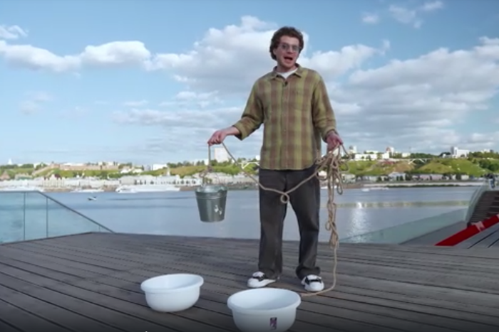 Лео Канделаки докажет, что можно войти в две реки одновременно. Каким получилось новое трэвел-шоу "Кто куда"