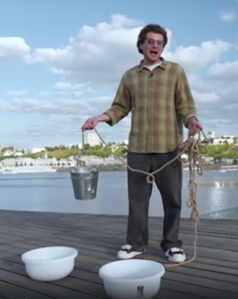 Лео Канделаки докажет, что можно войти в две реки одновременно. Каким получилось новое трэвел-шоу "Кто куда"