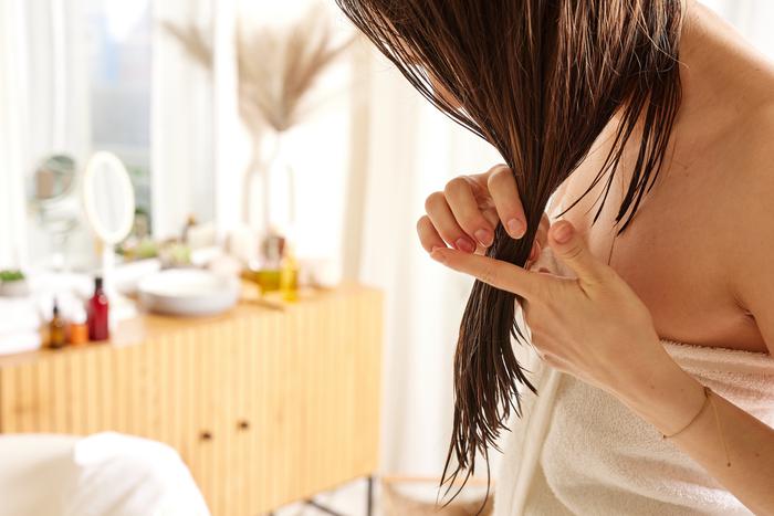 Почему кончики волос ломаются и как современные средства помогают их восстановить