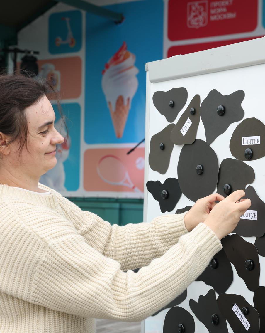 Фестиваль "Россия без сквернословия": как борются с матом значками и мемасиками