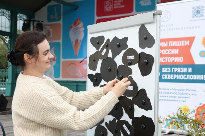 Фестиваль "Россия без сквернословия": как борются с матом значками и мемасиками