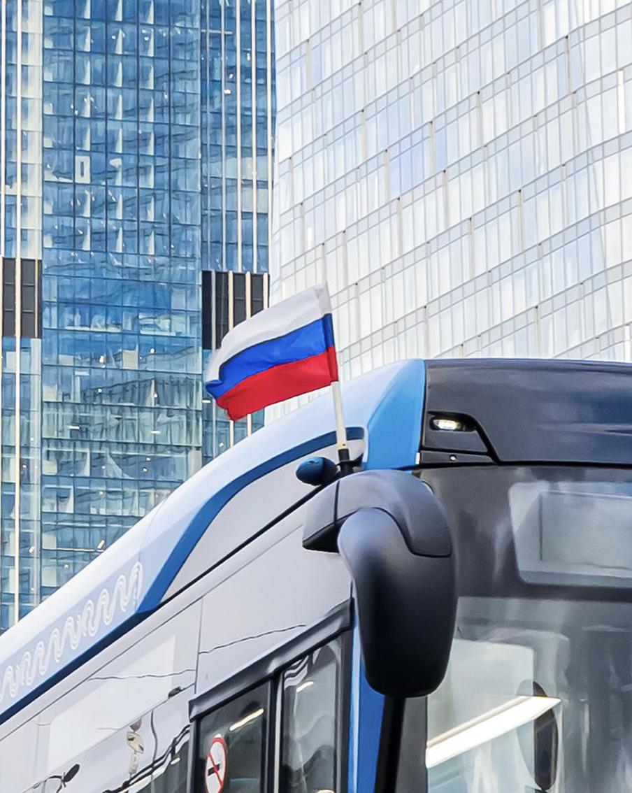 Столичный Дептранс отмечает День Государственного флага России