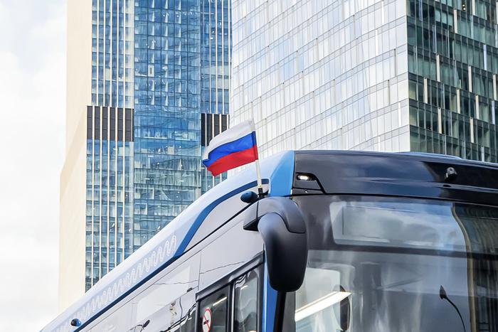 Столичный Дептранс отмечает День Государственного флага России