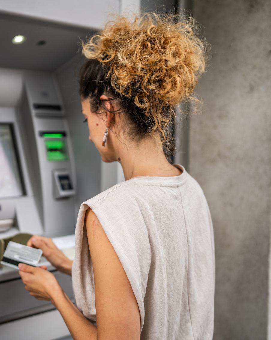 Новые правила снятия наличных: что нужно знать клиентам банков