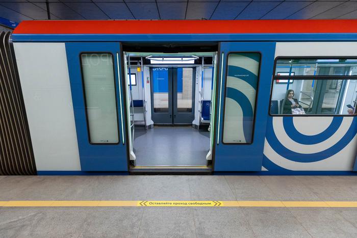 В метро появились напольные стикеры с просьбой оставлять проход к поезду свободным