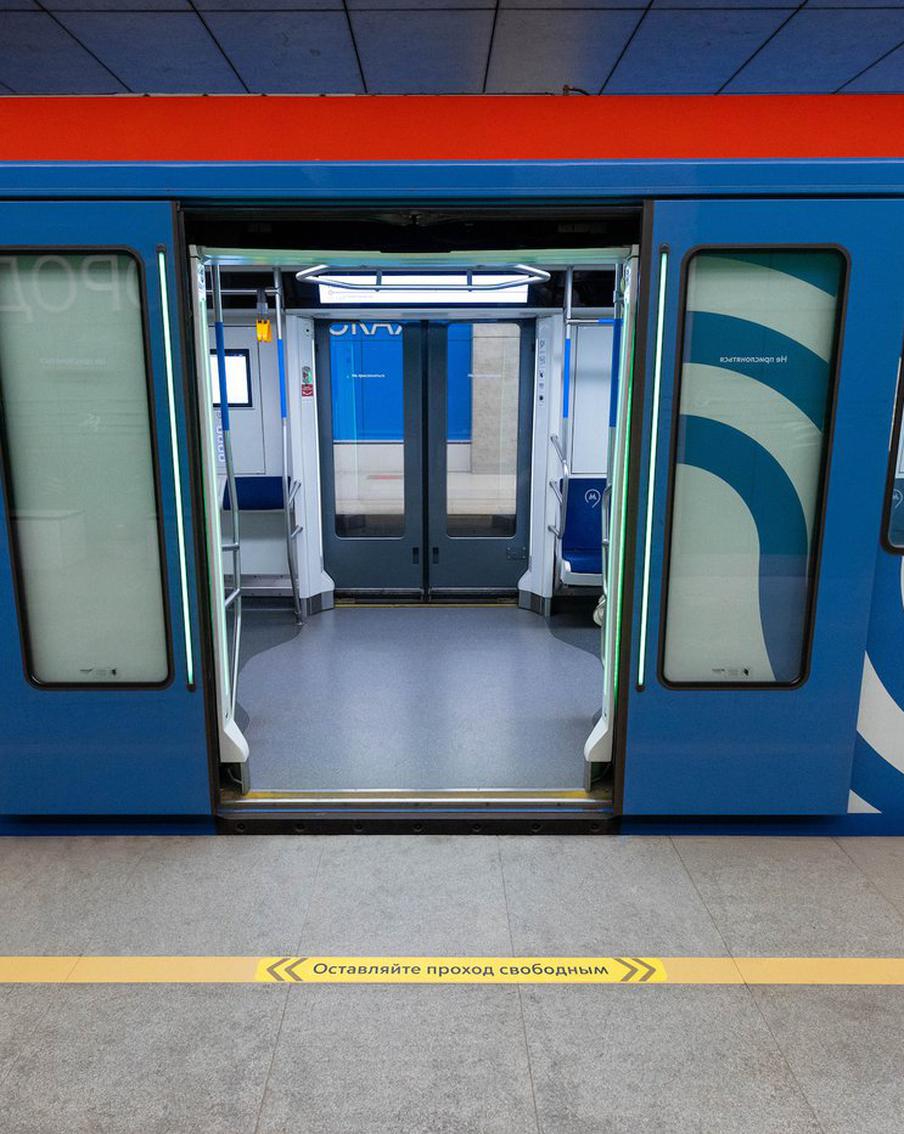 В метро появились напольные стикеры с просьбой оставлять проход к поезду свободным