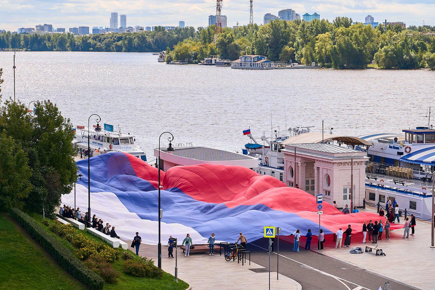 Празднование Дня Государственного флага России на Северном речном вокзале посетили более 2 тыс.человек