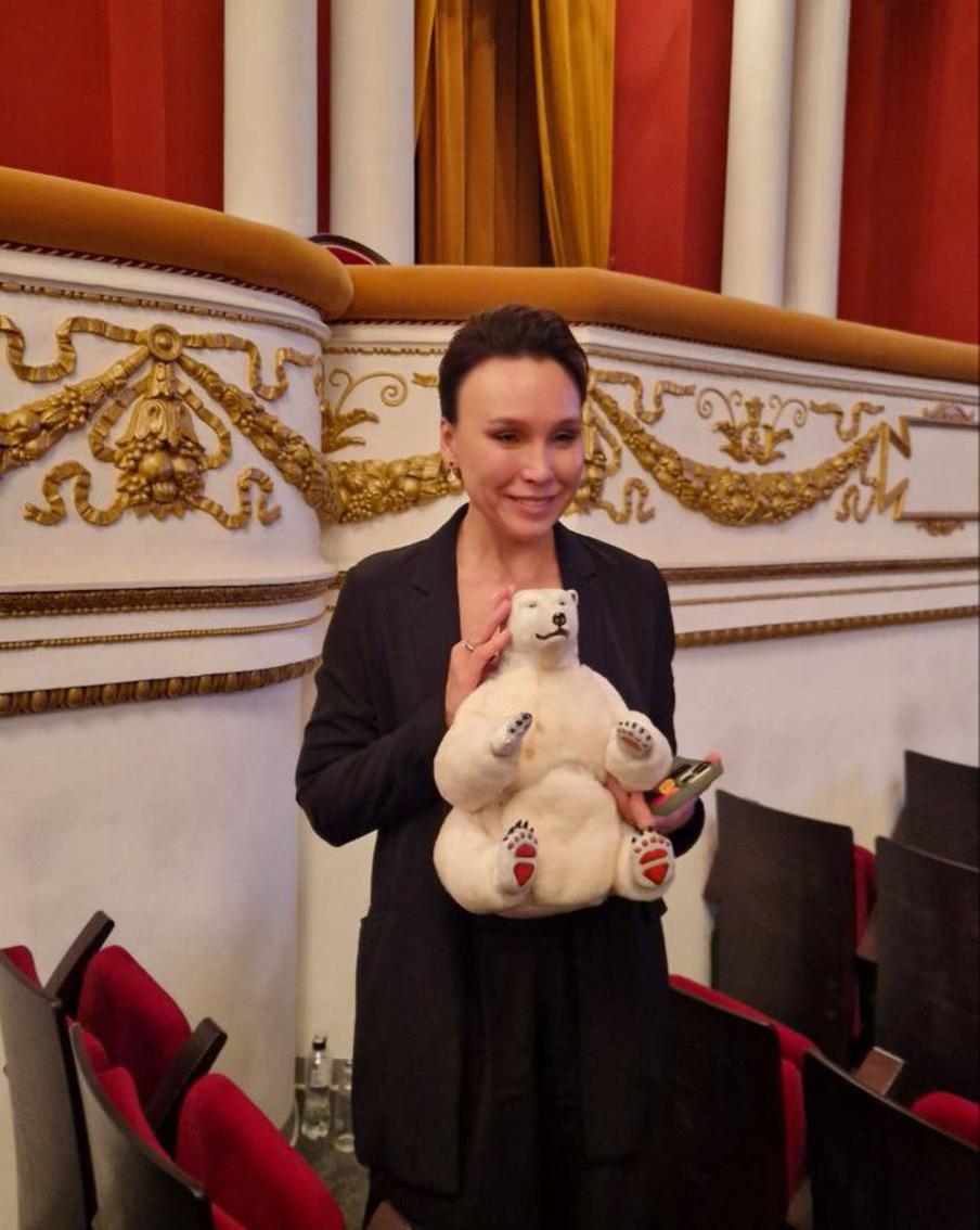 Дарья Екамасова и мишка из фильма "Ганди молчал по субботам".