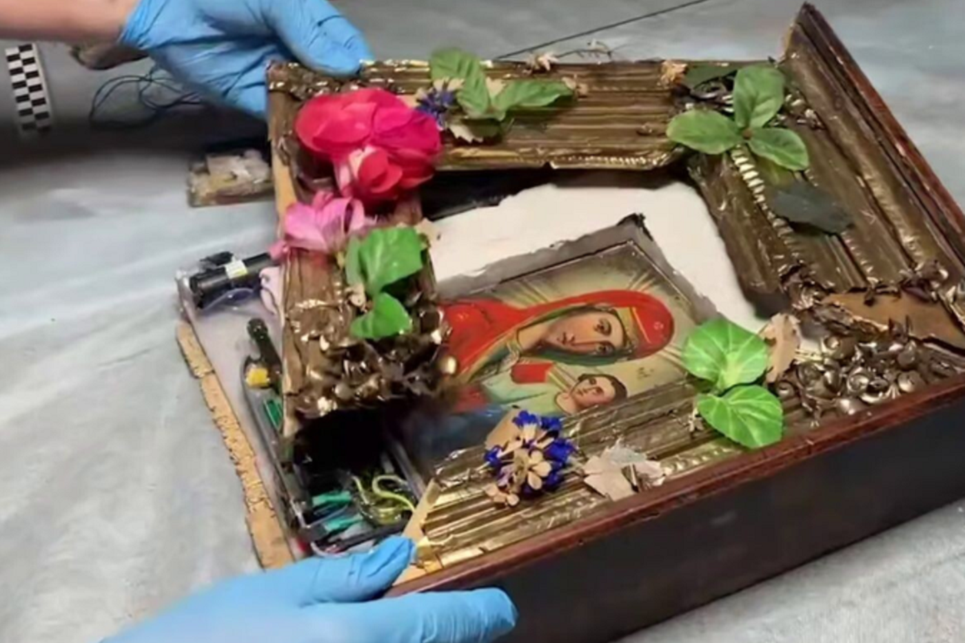 ФСБ показала видео иконы с бомбой для подрыва сотрудников в Крыму