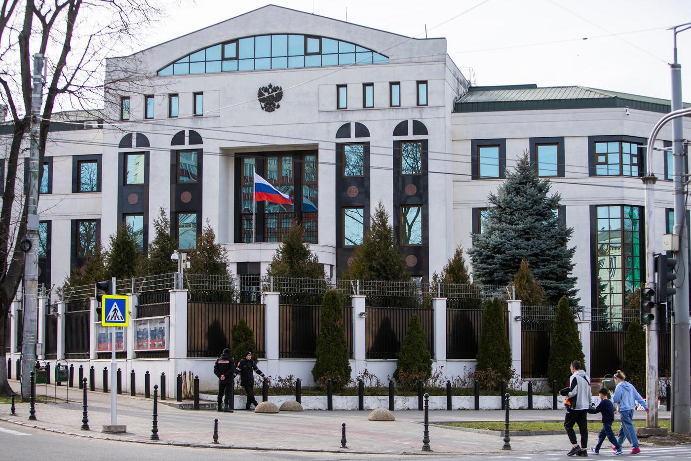 Посольство РФ обвинило Кишинёв в блокировании работы консульского отдела