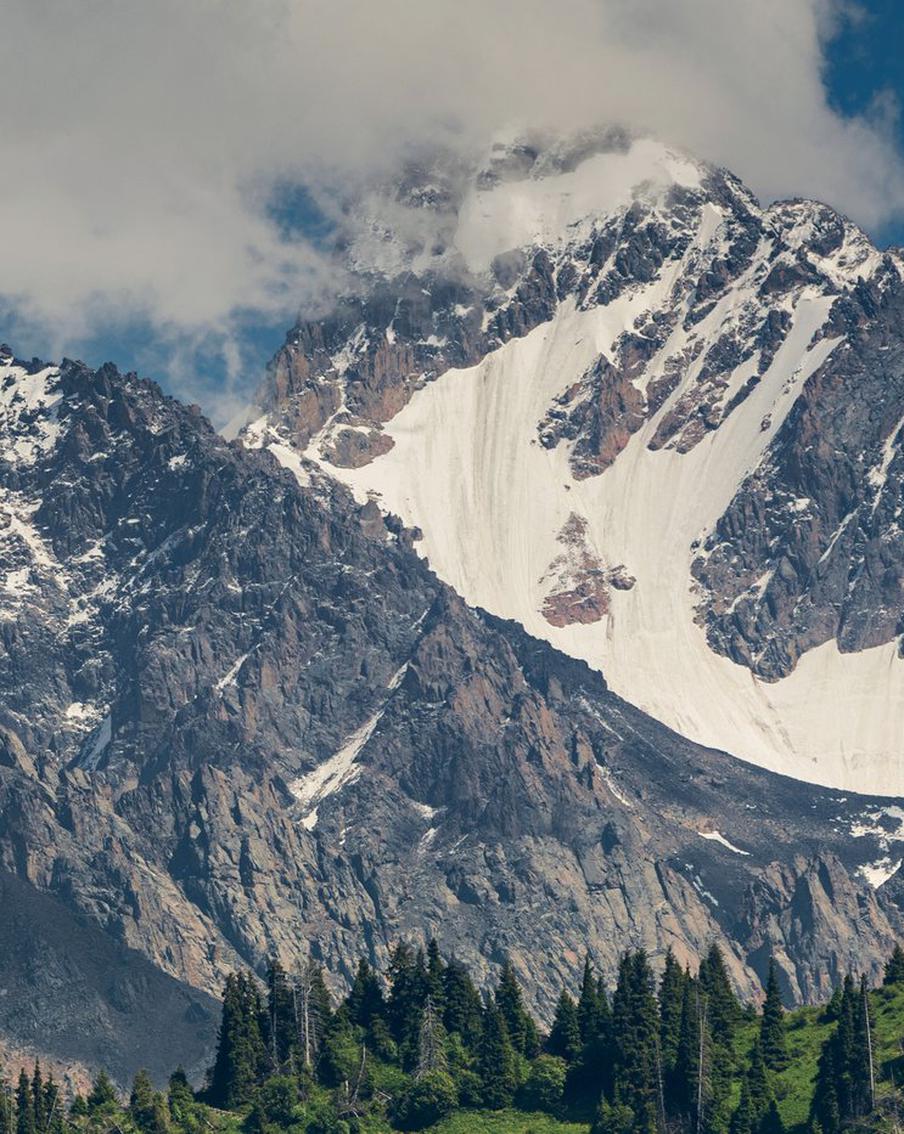 Спасатели не смогли запустить дрон для поиска россиянки на пике Победы