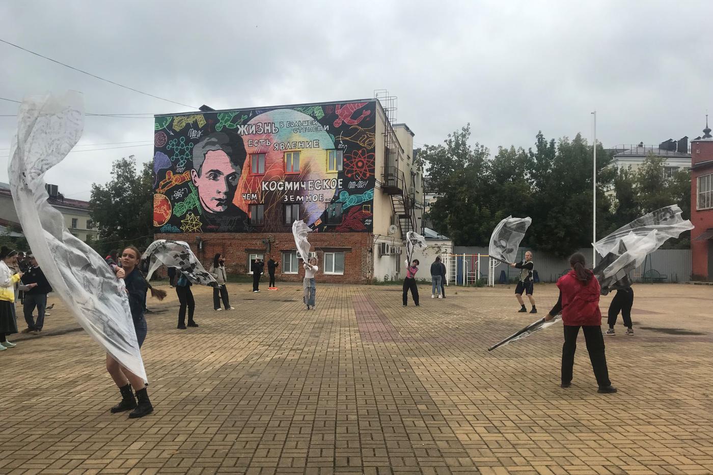 Перформанс хореографа Ксении Бурмистровой во время "Театрального променада".