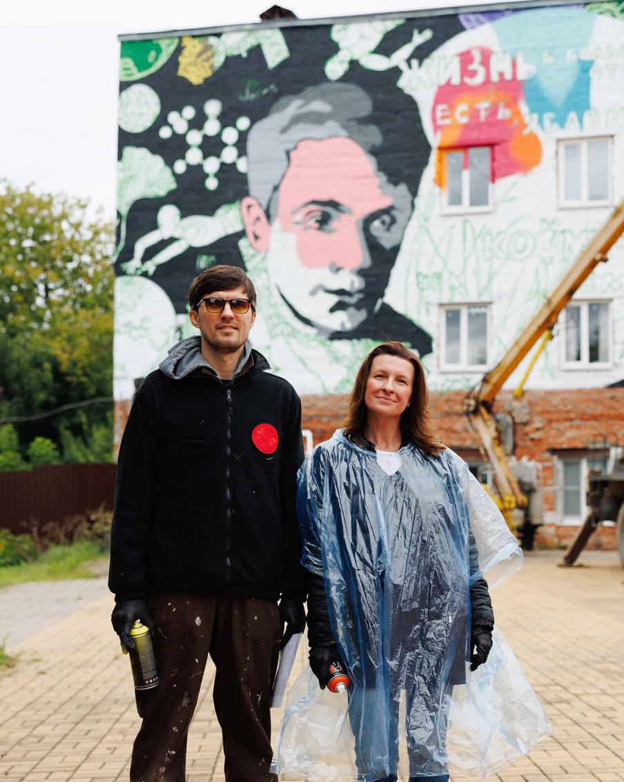 Российские художники украсили любимый город Циолковского космическими муралами