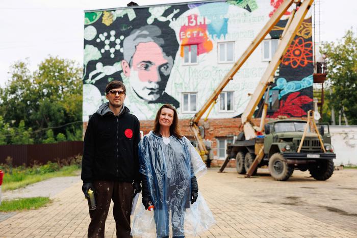 Российские художники украсили любимый город Циолковского космическими муралами