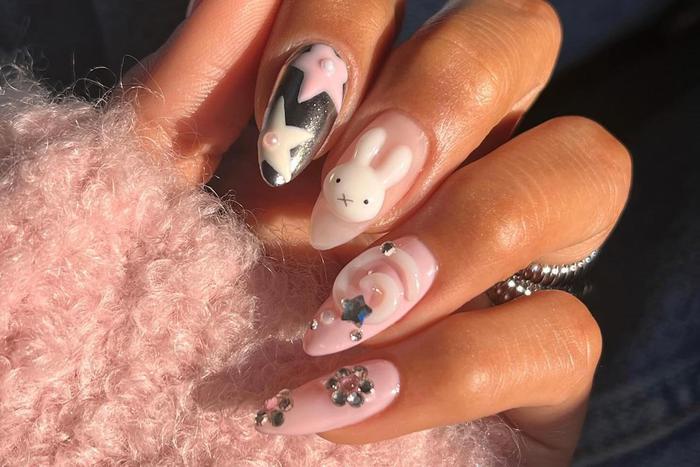 Дофаминовый маникюр: самые яркие идеи для осеннего образа