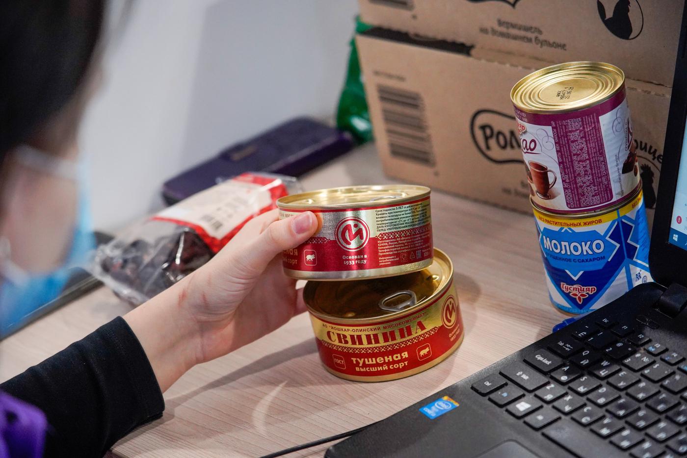 Владельцы столичных магазинов передают бойцам СВО продукты, одежду и технику