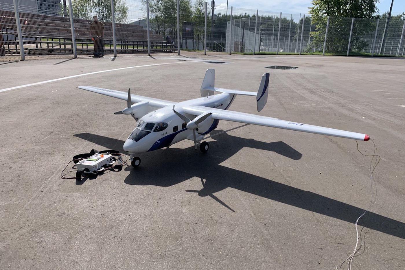 Эта модель – копия самолета Ан-28, представленная на Чемпионате России в прошлом году.