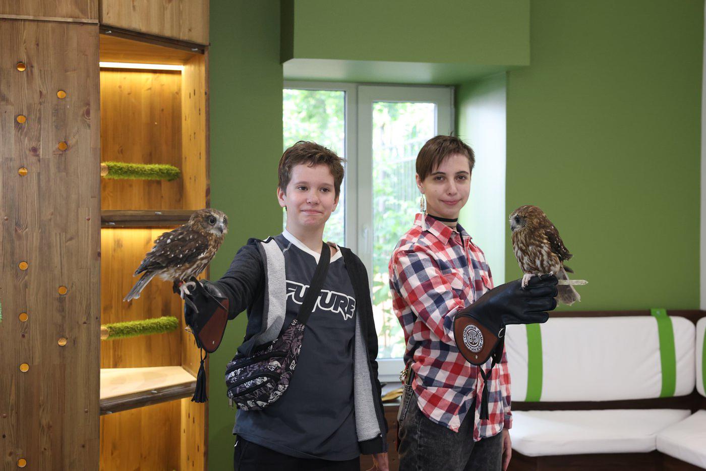 Посетители любят фотографироваться с совушками.