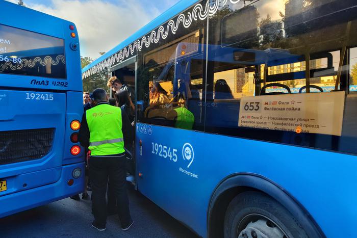 Контролёры "Организатора перевозок" выявили 155 безбилетников при проверке у станции метро "Фили"