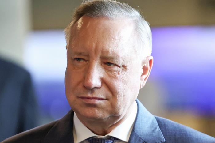 Почему мигрантам запретили работать курьерами и таксистами в Петербурге