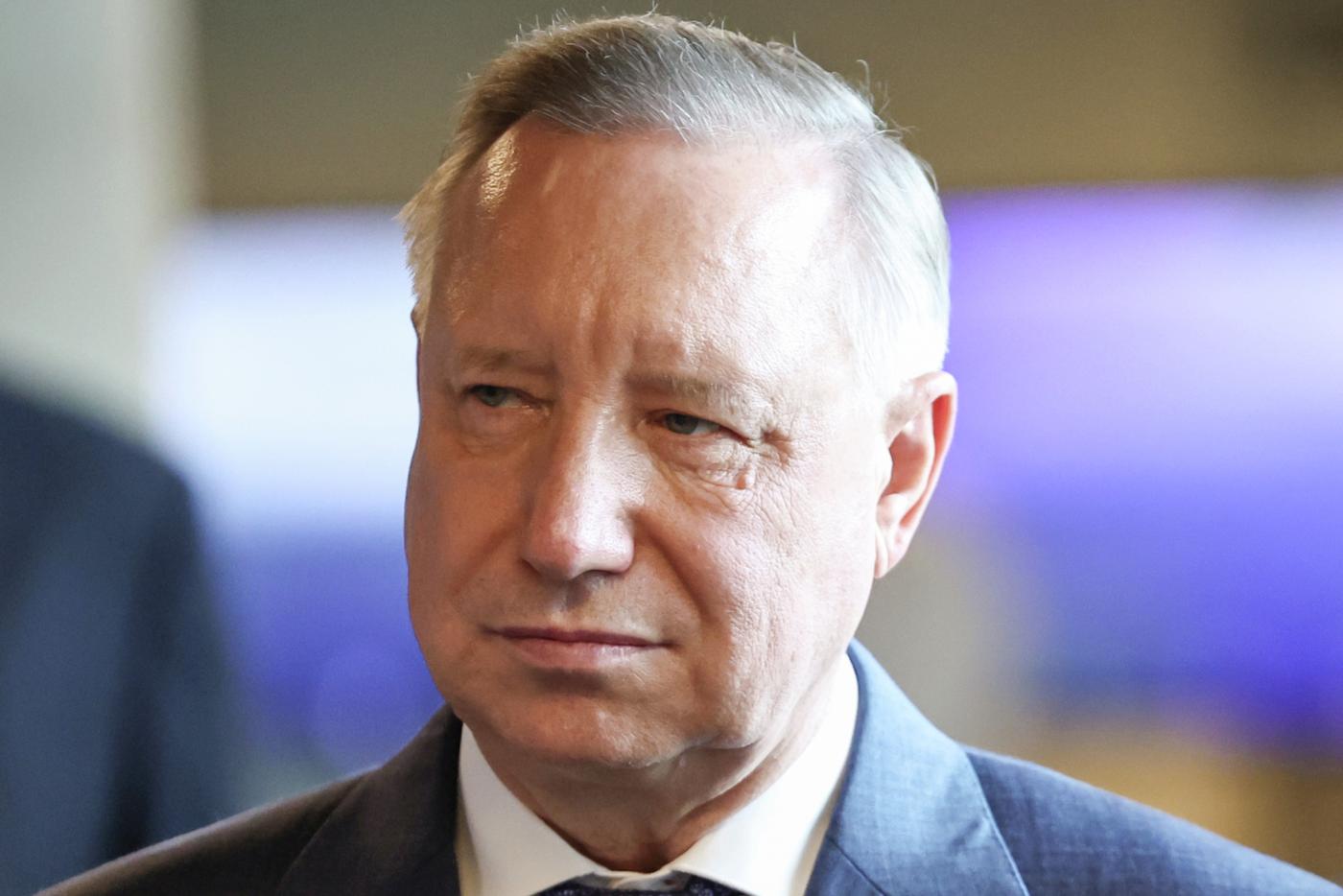 Почему мигрантам запретили работать курьерами и таксистами в Петербурге