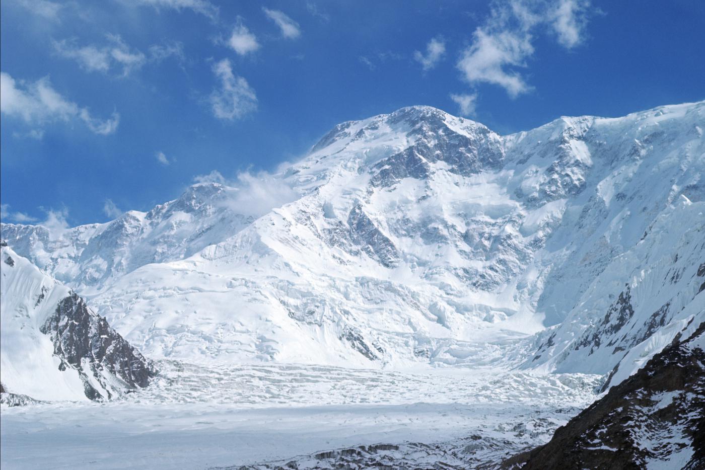 Россия и Киргизия ведут поиски альпинистки на пике Победы